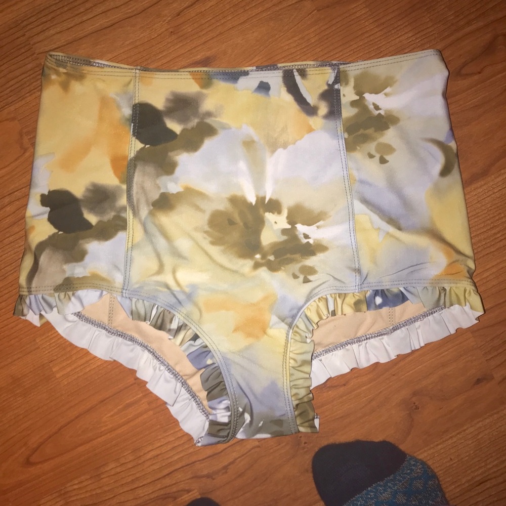 Kortni Jeane ruffled bottoms Large floral! 🌼